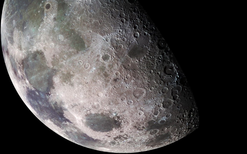 Вид Луны с космического зонда Галилео в 1992 году.