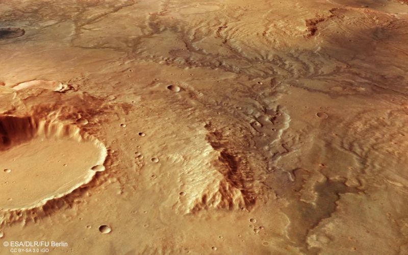 Орбитальный аппарат Mars Express ЕКА снял несколько потрясающих изображений сухих русел рек на Марсе.