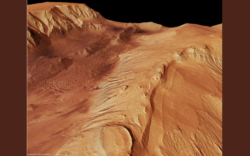 Часть долины Маринера, (называемой иногда «Гранд-Каньон» Марса), где прямо под поверхностью был обнаружен огромный запас воды.