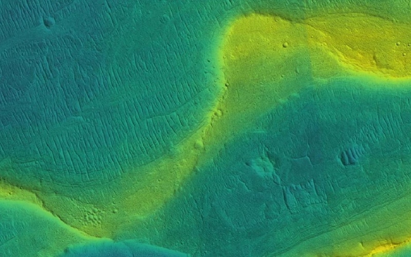 Сохранившееся русло реки на Марсе с наложенным цветом, чтобы показать различные возвышений (синий - низкий, желтый - высокий).