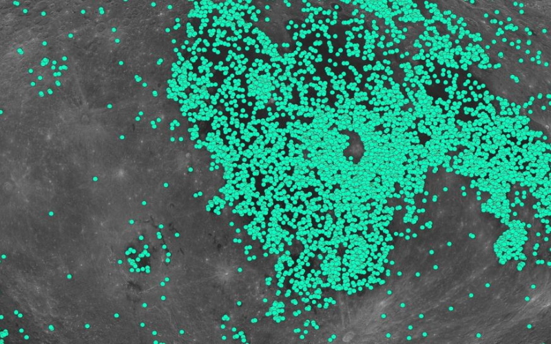 Ученые обнаружили более 100 000 кратеров на Луне. На фото показано местоположение только некоторых кратеров.