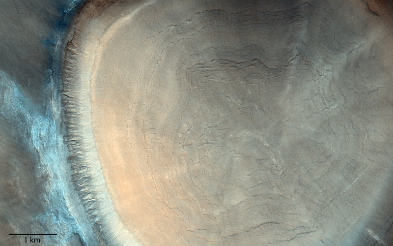 На этом изображении виден ударный кратер на Марсе, который выглядит как пень.