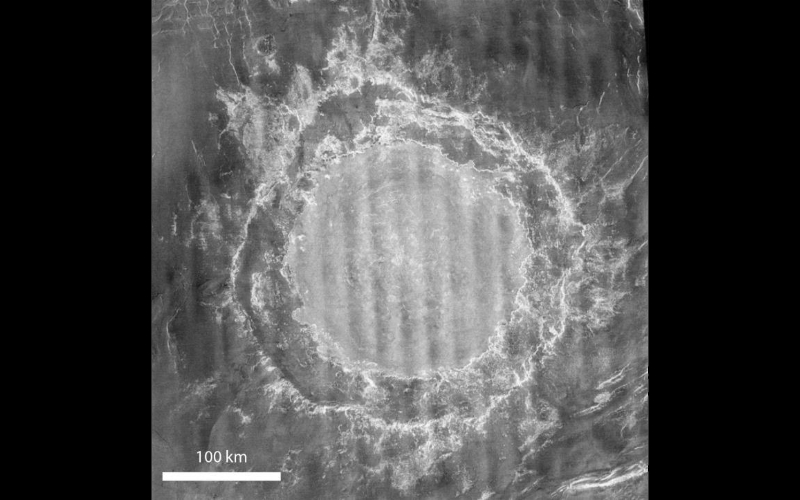 Изображение ударного кратера Мид на поверхности Венеры.