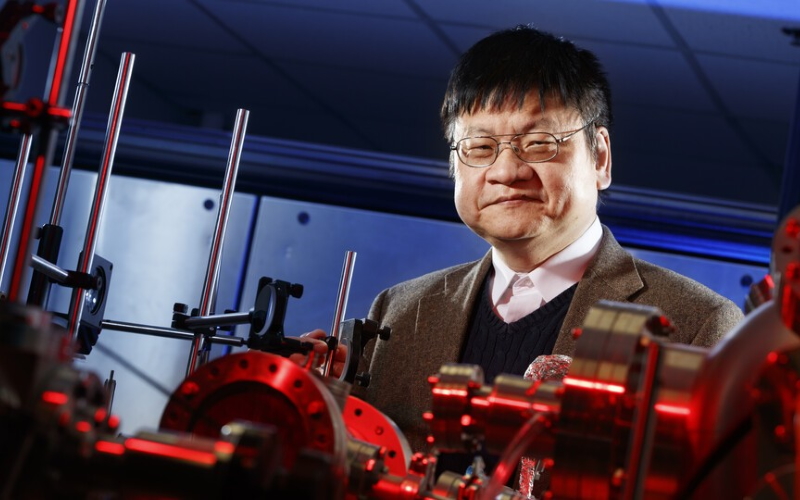Юнфэн Лу руководил группой исследователей по разработке более термостойких углеродных волокон.