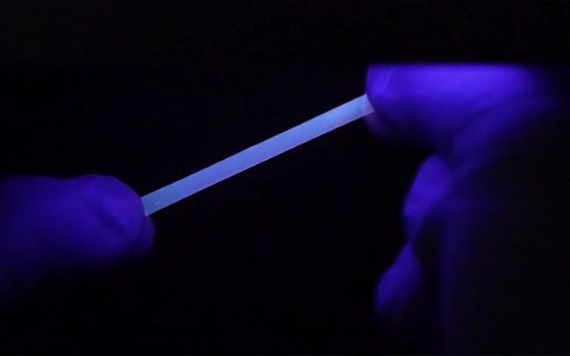 Полимер флуоресцирует в ультрафиолетовом свете при растяжении.