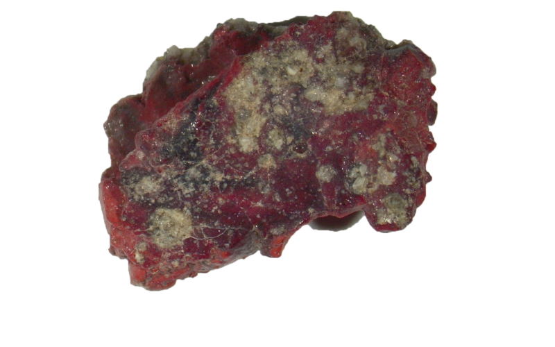 Образец красного тринитита, содержащий недавно идентифицированный квазикристалл, который был создан в результате первого ядерного взрыва бомбы произошедшего 16 июля 1945 года в штате Нью-Мексико (США), на полигоне Аламогордо, в рамках Манхэттенского проекта.