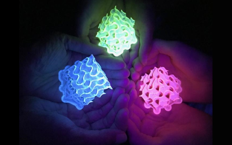 Светящиеся гироиды, напечатанные на 3D-принтере, изготовленные по новой технологии.