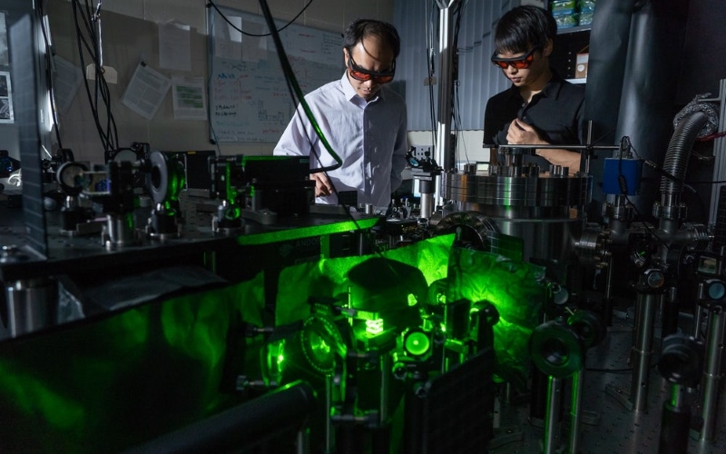 Используя мощный лазер, исследователи из Университета Пердью создали микроскопическую «гантель», которая вращается со скоростью 60 миллиардов об/мин, что делает ее самым быстрым вращающимся объектом, когда-либо сделанным человеком.