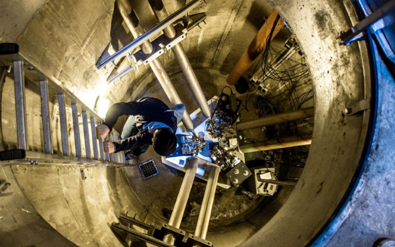Гигантский датчик движения, встроенный в подземный бункер в Германии, для измерения крошечных колебаний во вращении Земли.