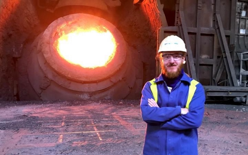 Ведущий ученый доктор Шимон Кубал, на сталелитейном заводе Tata Steel Port Talbot.