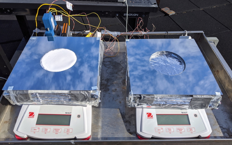 4-дюймовая (102-мм) квадратная версия устройства (слева) тестируется на крыше Массачусетского технологического института, справа — устройство, использующее только испарительное охлаждение, для сравнительных испытаний.