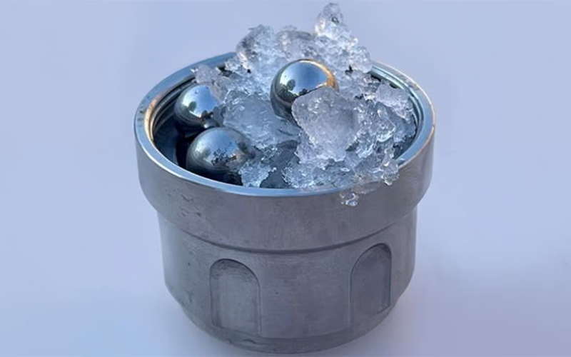 Обычный лед с шариками из нержавеющей стали, который должен пройти процесс, называемый шаровой мельницей, в результате которого был создан совершенно новый тип льда.