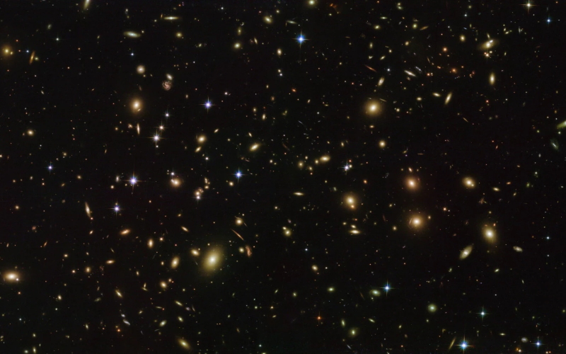 Скопление галактик Abel 2163, подобное тем, которые проанализированы в новом исследовании для расчета общего количества материи во Вселенной. ЕКА / Хаббл и NAS.