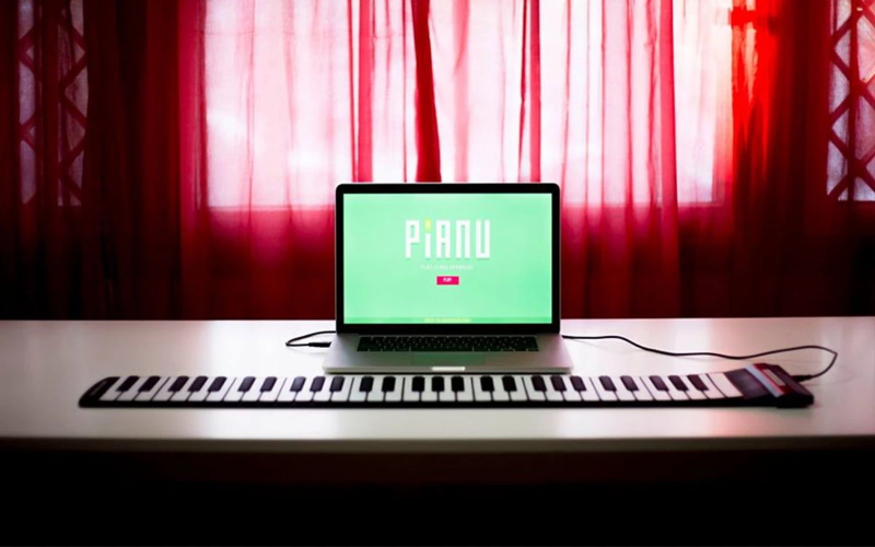 Ваш инструктор по игре на фортепиано в браузере - эта онлайн-платформа дает вам игровые уроки игры на фортепиано, учебные пособия по укреплению пальцев и многое другое.