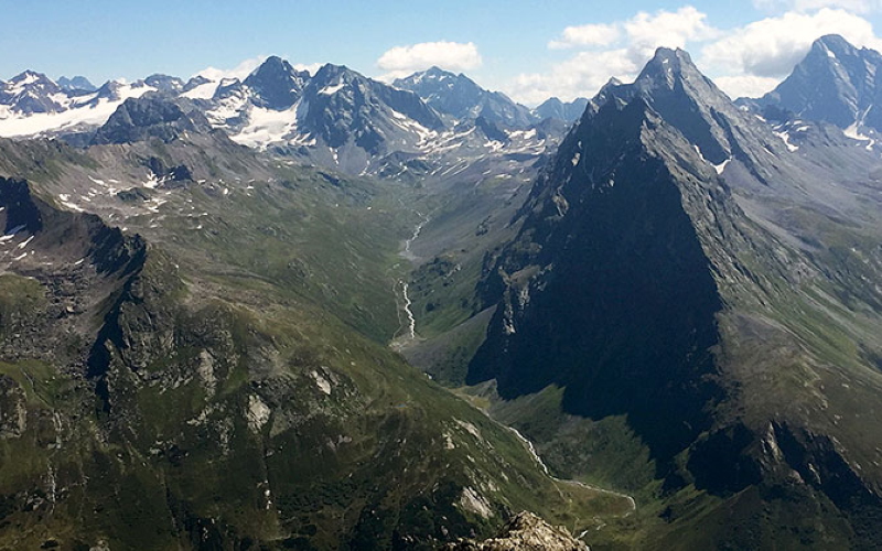 Вид на Швейцарские Альпы. От белого к зеленому: потеря снежного покрова и рост растительного покрова в европейских Альпах.