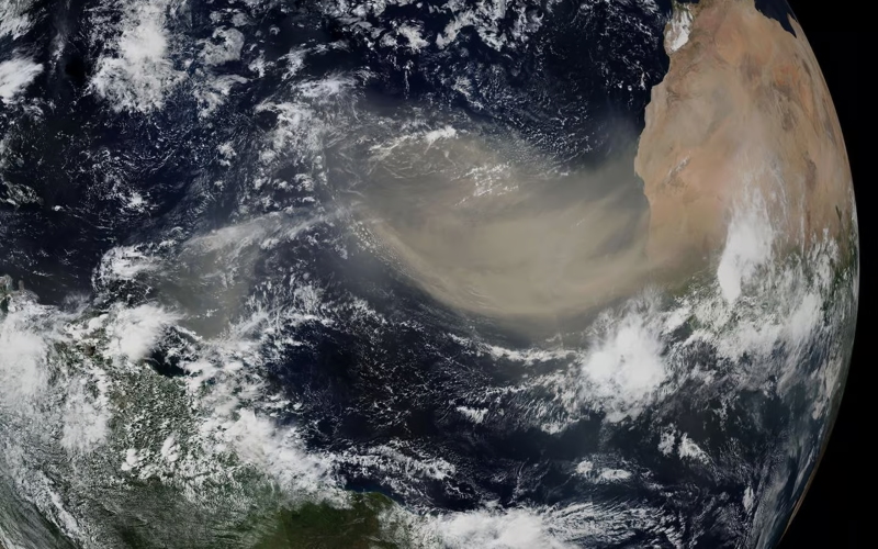 Пыльная буря «Годзилла» 18 июня 2020 года — лишь один пример того, как частицы из глобальных пустынь проносятся по атмосфере и влияют на ее климат.