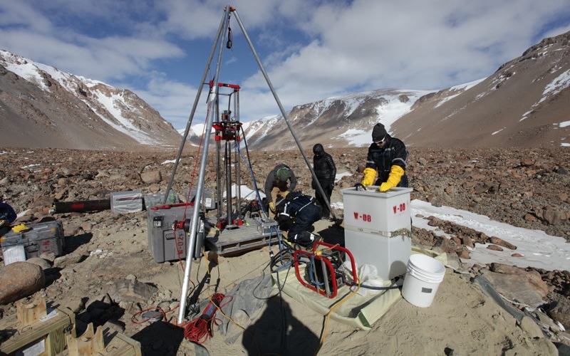 Исследователи извлекают ледяной керн из долины Онг в Антарктиде.