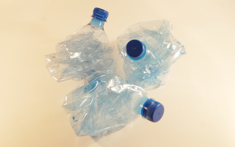 Ученые разработали новую технику, в которой искусственно созданные бактерии превращают ненужные пластиковые бутылки в ванилин.