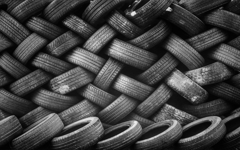 Наряду с использованием полимерных волокон из шин для выделения влаги из горячего бетона, ученые также рассматривают возможность использования волокон, полученных из шин, чтобы удерживать материал.