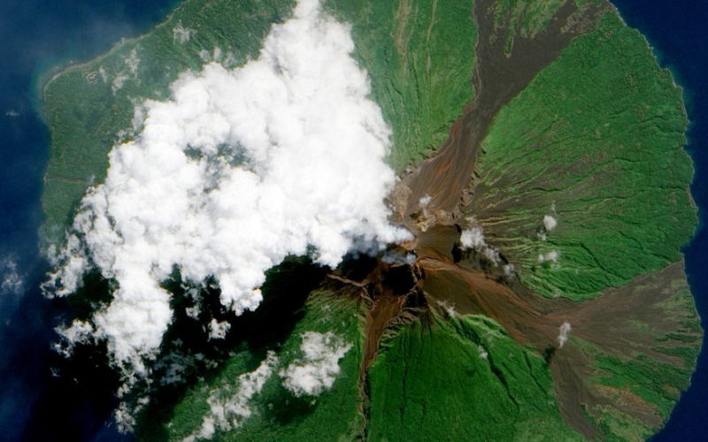 Вулкан Манам в Папуа-Новой Гвинее, вид из космоса 16 июня 2010 г.