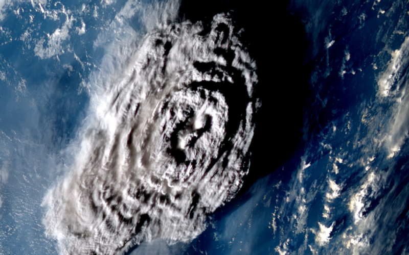 Спутниковый снимок вулкана Хунга-Тонга Хунга-Хаапай примерно через 100 минут после извержения.