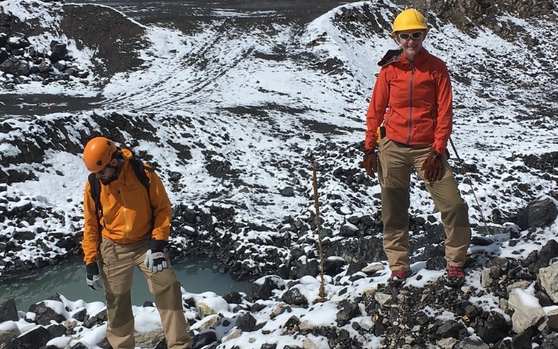 Команда аспирантов из факультета геологических наук Университета Миссури провела испытания новых антилавовых костюмов во время недавней исследовательской поездки в Колорадо.