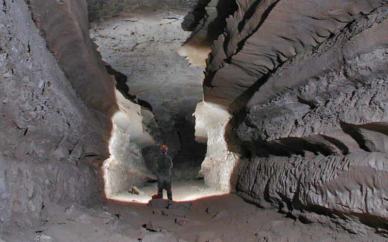 Исследователи добавили 8 миль к самой длинной известной пещерной системе в мире.