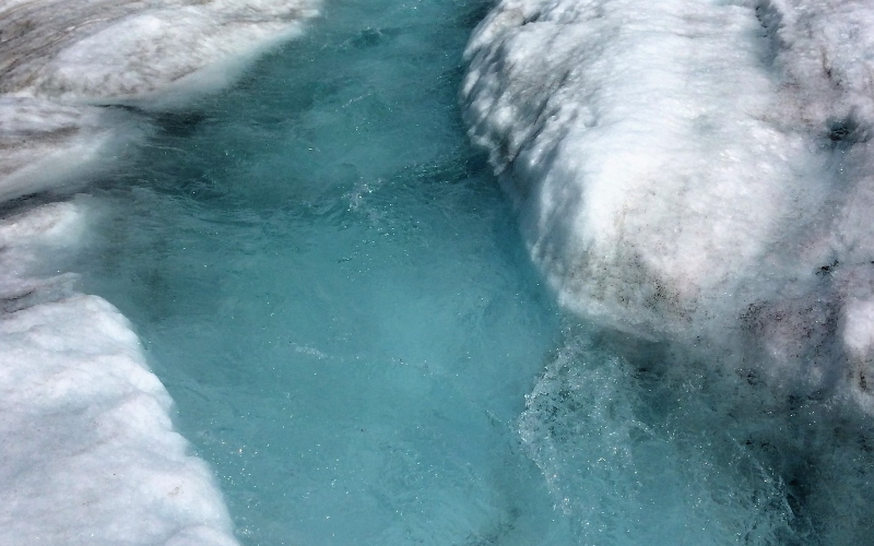 Ледниковая река в Гренландии.