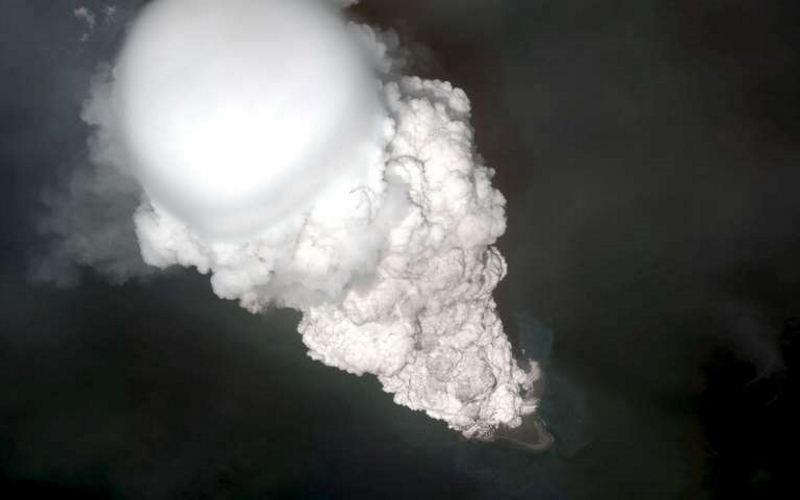 На этом спутниковом изображении показан вулкан Богослофа, извергающийся 28 мая 2017 года. Извержение началось около 18 минут до этого изображения, и облако поднялось на высоту более 12 километров (40 000 футов) над уровнем моря.