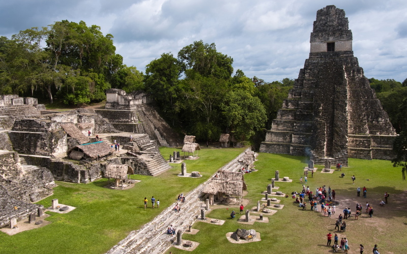 По данным Университета Цинциннати, древние майя в некогда шумном городе Тикаль построили сложные фильтры для воды из натуральных материалов, которые они импортировали за много миль.