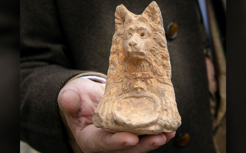 Фигурка собаки могла быть декоративной конструкцией на крыше гробницы.