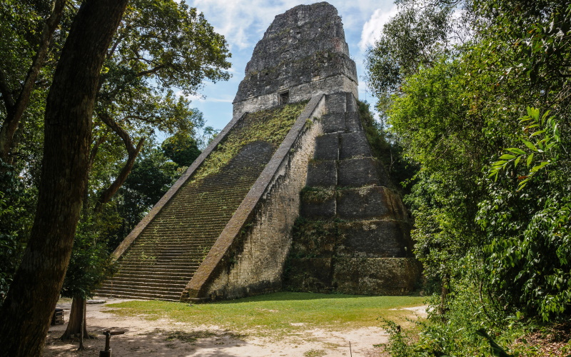 Пирамида в городе майя Тикаль.