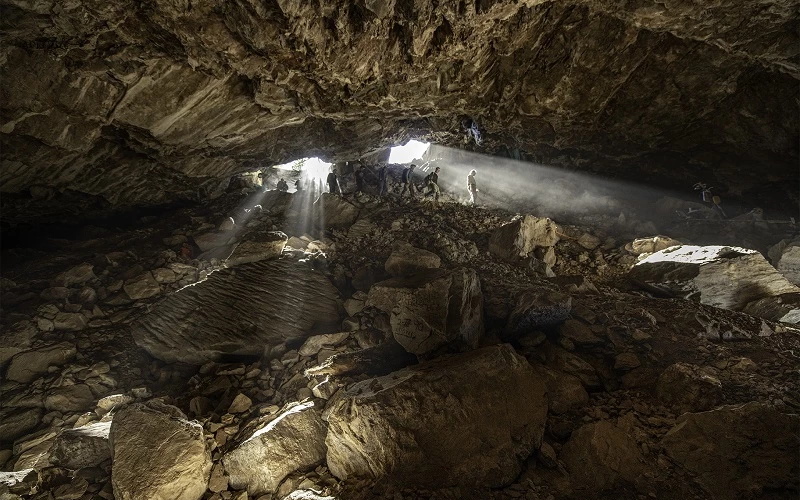 Исследовательская группа входит в пещеру Chiquihuite в Мексике.