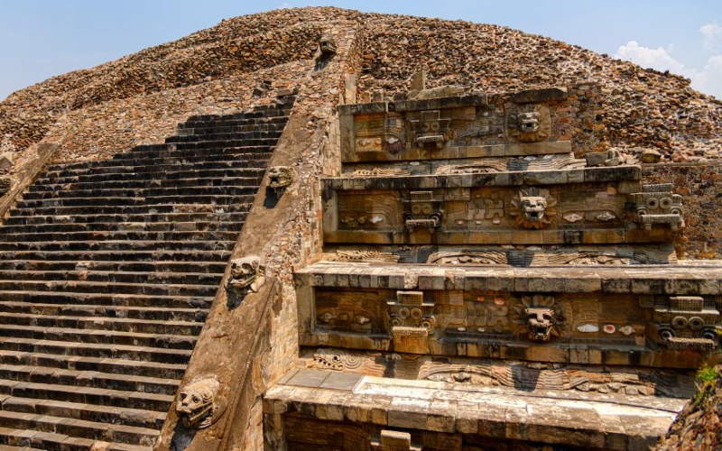 Пирамида Пернатого змея (Кетцалькоатля) в Теотиуакане, Мексика.