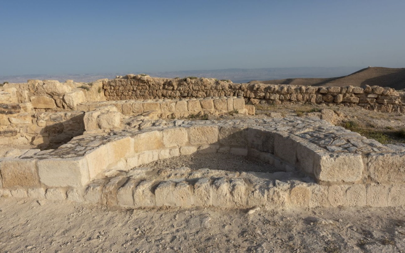 Археологи считают, что эта ниша представляет собой остатки трона Ирода Антипы.