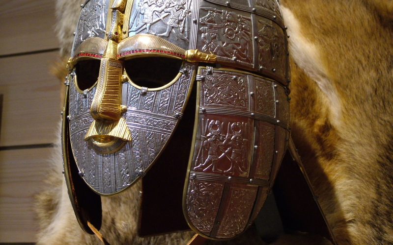 Копия украшенного золотом и серебром англосаксонского шлема, найденного на археологических раскопках в Восточной Англии, Великобритания.