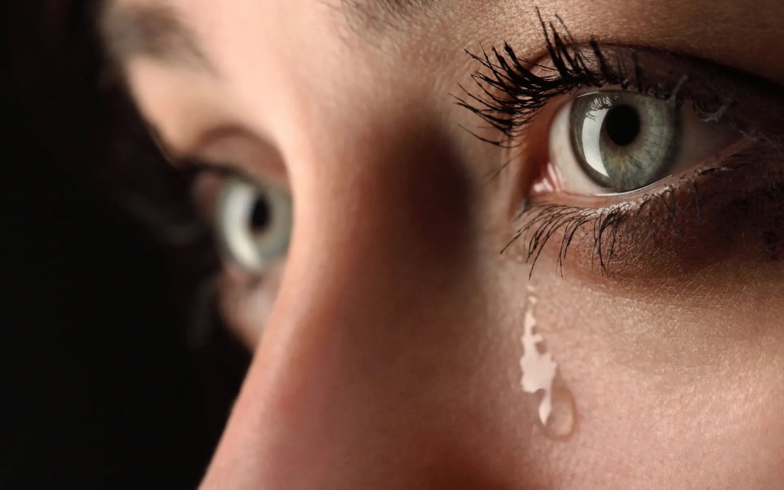 Исследование показало, что нюхание женских слез снижает мужскую агрессию.
