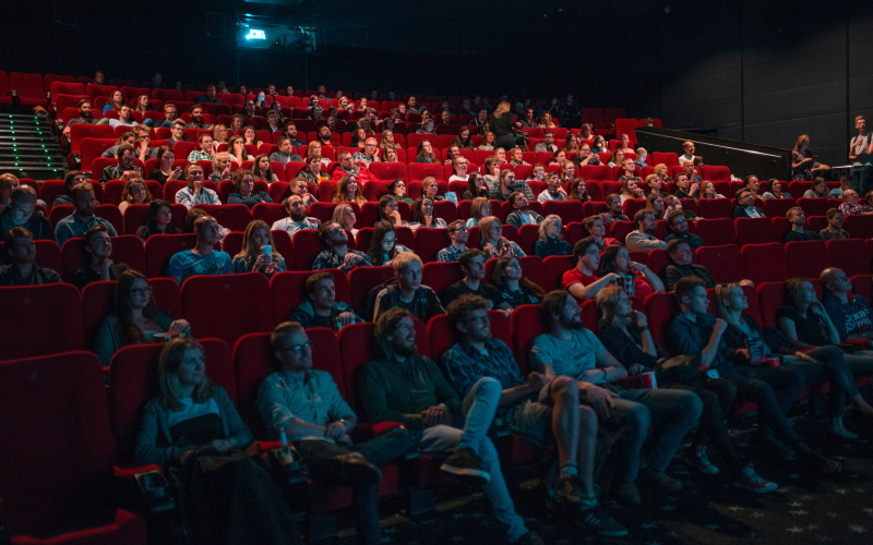 Ученые провели анализ факторов, определяющих посещаемость кинотеатров.