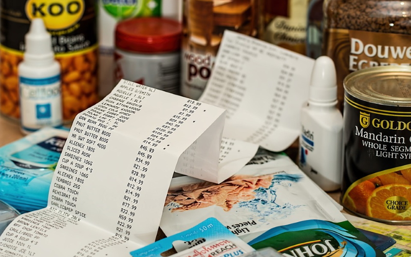 Почему покупатели тратят больше денег на нездоровую еду при безналичной оплате?