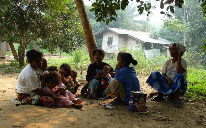 Группа детей и женщин, говорящих на языке Джедек