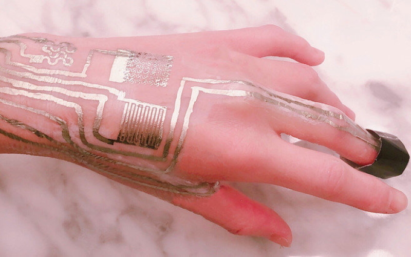 Благодаря новому слою, который помогает металлическим компонентам сенсора соединяться, международная группа исследователей напечатала сенсоры прямо на коже человека.