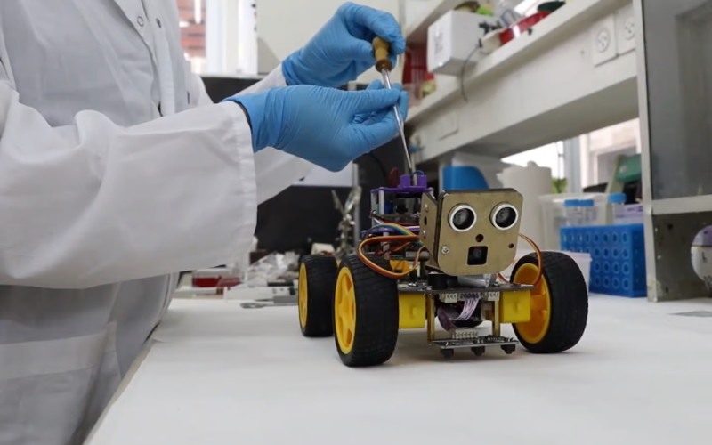 Новая технологическая разработка Тель-Авивского университета позволила роботу чувствовать запах с помощью биологического сенсора. Датчик посылает электрические сигналы в ответ на присутствие поблизости запаха, который робот может обнаружить и интерпретировать.