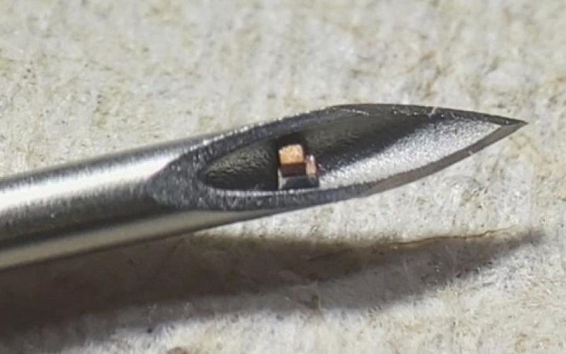 Самая маленькая в мире однокристальная система, устанавливаемая на кончике иглы для подкожных инъекций.