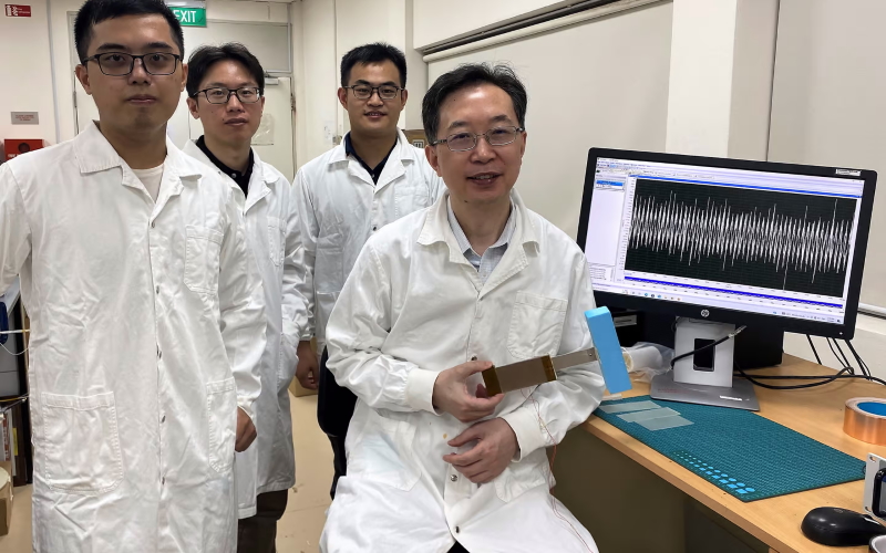 Ученые Наньянского технологического университета со своим недавно разработанным устройством сбора энергии легкого ветра.