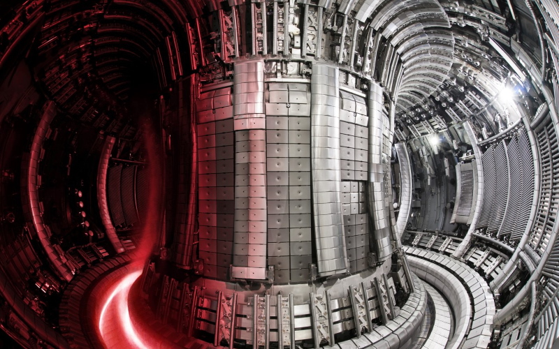 Взгляд внутрь токамака-реактора Joint European Torus.
