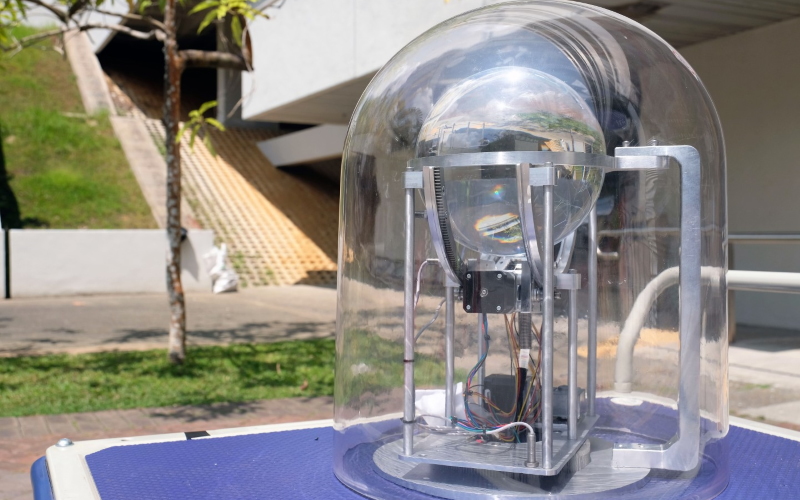 Прототип солнечного концентратора внутри защитного купола.
