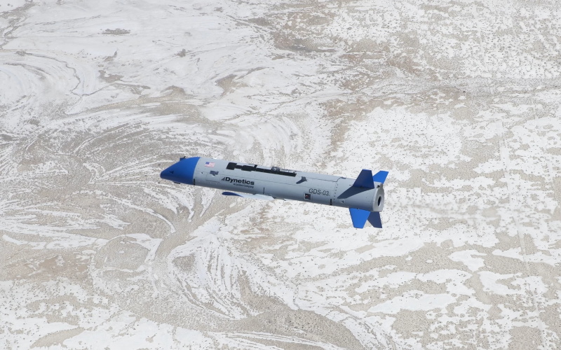 Беспилотный летательный аппарат X-61A в полете ниже C-130 ВВС США.