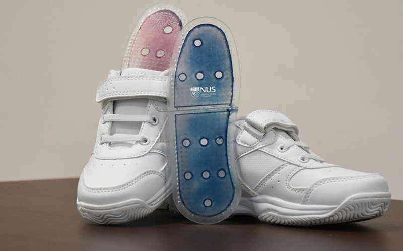 Стельки для обуви изготовлены из поглощающей пот пленки, которая меняет цвет с синего на розовый по мере впитывания влаги.