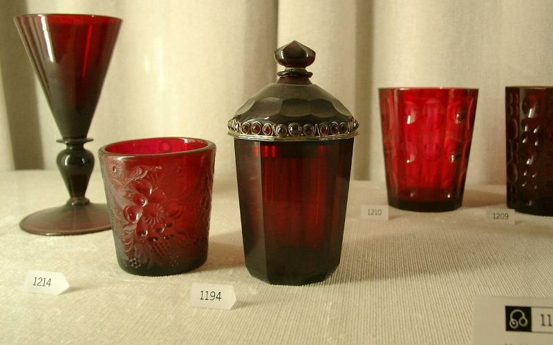 Примеры изделий из рубинового стекла с прибавкой коллоидного золота.