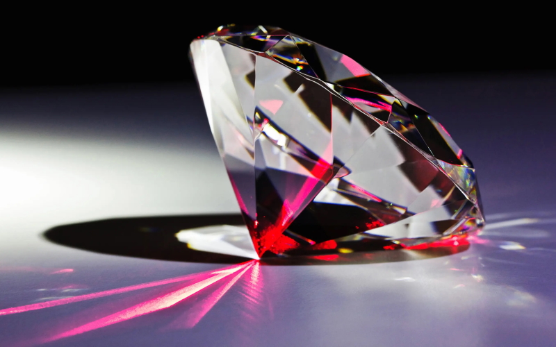 Ученые продемонстрировали новую технику более плотной записи данных на алмаз с использованием лазерного света различной длины.
